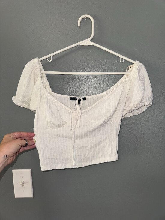 Forever 21 Tops - Puff sleeve front tie crop top
